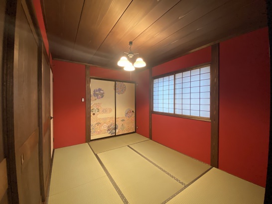加賀友禅の襖に朱壁の客間。しっとりと落ち着いた空間です。 株式会社TAKATA建築の施工事例 アートde古民家