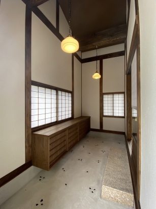 懐かしい雰囲気の玄関土間 株式会社TAKATA建築の施工事例 「樂家樂座を極めた平屋」