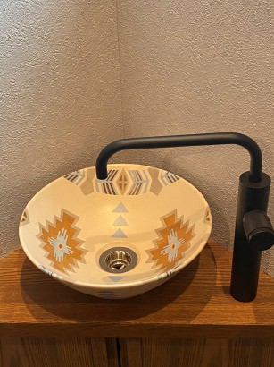 オルテガ柄の香田氏のおオリジナル手洗い鉢 株式会社TAKATA建築の施工事例 「バルなミンカ」