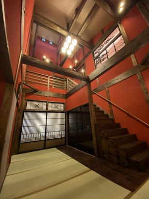 朱壁の畳ホール 株式会社TAKATA建築の施工事例 「百坪一億の家」
