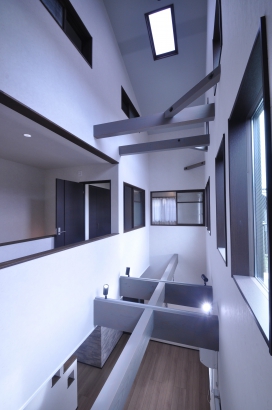 ２階の廊下からも開放感のある大きな窓 株式会社TAKATA建築の施工事例 狭小地に建つ家