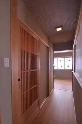 格子建具の廊下 株式会社TAKATA建築の施工事例 上品な白木の空間