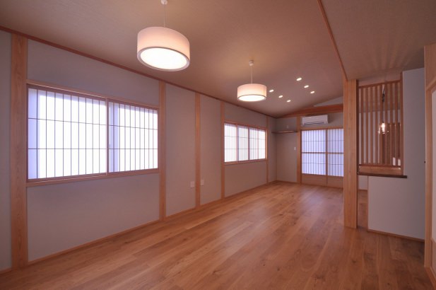 格子建具で目隠ししたキッチン 株式会社TAKATA建築の施工事例 上品な白木の空間