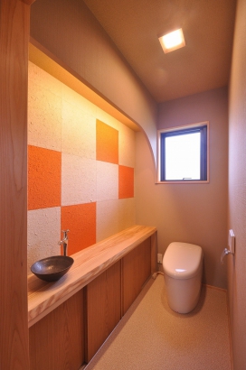 千鳥格子の和紙のトイレ 株式会社TAKATA建築の施工事例 上品な白木の空間