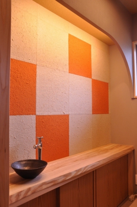 柔らかな間接照明に照らされた渋い手洗い鉢 株式会社TAKATA建築の施工事例 上品な白木の空間