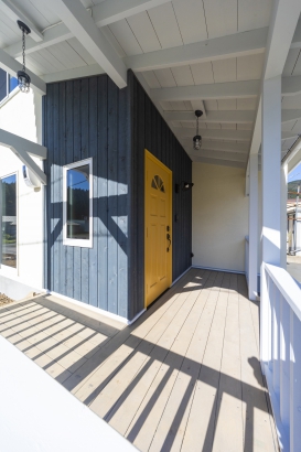 ウッドデッキポーチ 株式会社 北陸リビング社の施工事例 幸せを呼び込む！黄色の玄関ドア