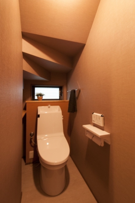 階段下利用したトイレ 株式会社 和泉の施工事例 シンプルですっきりしたCUBE styleの家