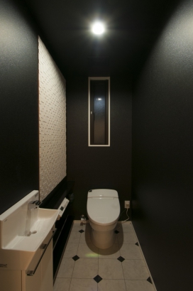 一枚鏡のある洗面所 株式会社 和泉の施工事例 白と黒がベースの上質モダンスタイルの家
