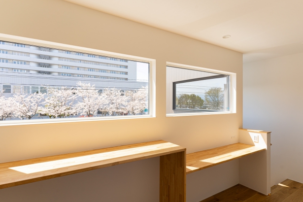 2階のスタディースペース 株式会社 家守の施工事例 暮らしやすさと快適さを兼ね備えた開放的なリビングがある家　｜IEMORI