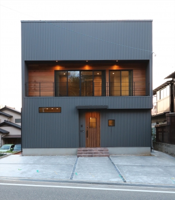 ヴィンテージウッドでかっこいい アメリカンテイストの家 金沢市で 帰りたくなる家 をデザインする工務店 株式会社 ｅ ｈｏｕｓｅ