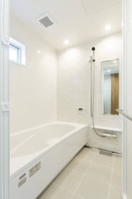 浴室 オダケホーム株式会社の施工事例 真似したい！シンプルグレーとレッドシダーの家