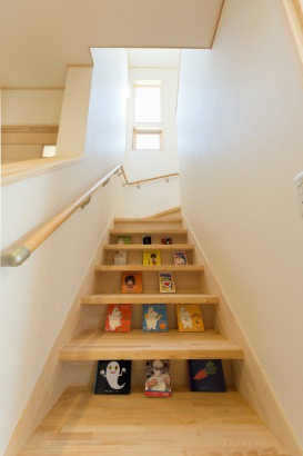 常に本と触れ合える本棚階段