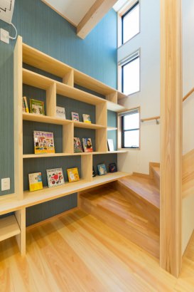階段と融合した本棚
