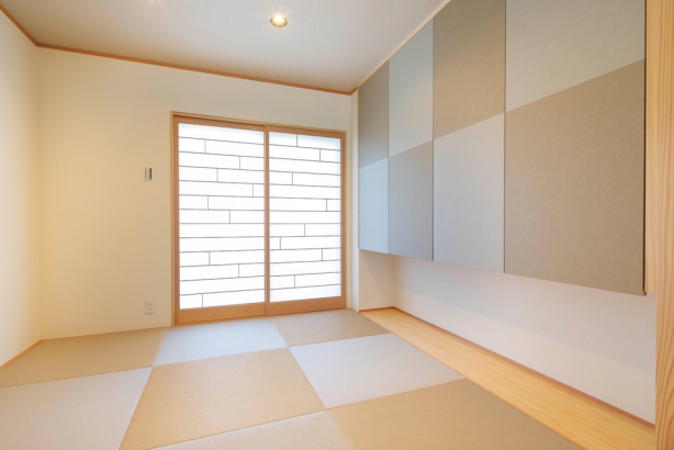 光の当たり具合で市松模様を演出する和室。 素材感のある造作棚もポイント。