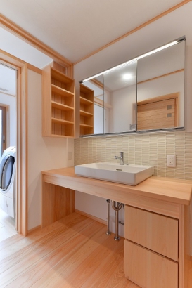 造作の洗面台は、シンプルなタイルとの組み合わせが美しい。 株式会社 梶谷建設の施工事例 家族が集う平屋の家