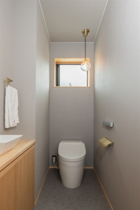 ペンダントライトと真鍮で統一した小物がポイントのトイレ。 株式会社 梶谷建設の施工事例 愛犬とのびのびと暮らす家