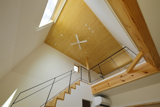 吹き抜けの天井は板張りに 株式会社 梶谷建設の施工事例 どこにいても木のぬくもりと光が感じられる家