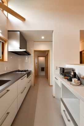 キッチン～浴室への動線が便利。 株式会社 梶谷建設の施工事例 まちなかに暮らす平屋の住まい