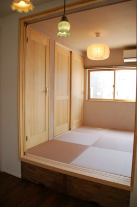 薩摩中霧島壁とカラー畳の小上がり和室