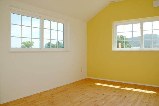 ラブリーモダンの家　部屋 ホーム・ホーム株式会社の施工事例 オンナ心をくすぐる白い格子窓のキュートな家