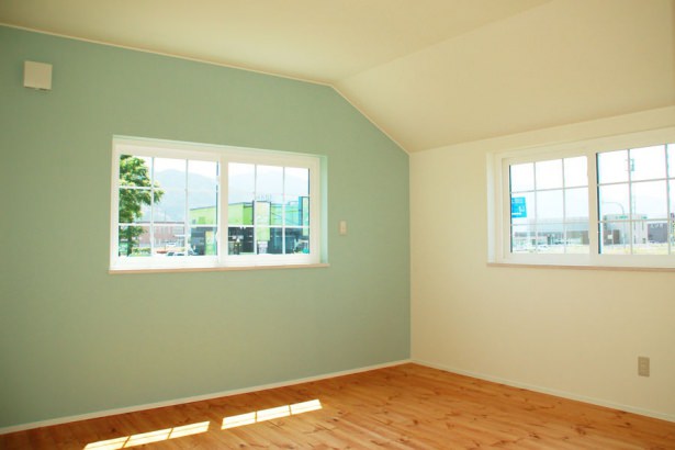 ラブリーモダンの家　寝室 ホーム・ホーム株式会社の施工事例 オンナ心をくすぐる白い格子窓のキュートな家