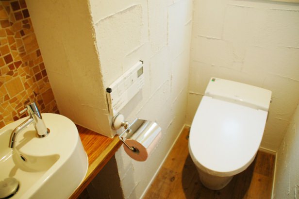 調湿と消臭機能に優れた薩摩中霧島の塗り壁を使ったお洒落なトイレ