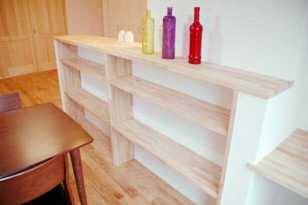 キッチン背面に設けられた造作棚は本棚や飾り棚として幅広く活用できます