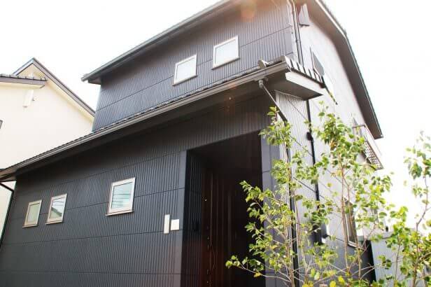 外壁にパワーボードを採用したスタイリッシュなブラック ホーム・ホーム株式会社の施工事例 木の温もり溢れる頼りがいのある家