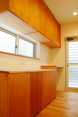 キッチンには職人さんの造作による大容量のカップボード ホーム・ホーム株式会社の施工事例 木の温もり溢れる頼りがいのある家