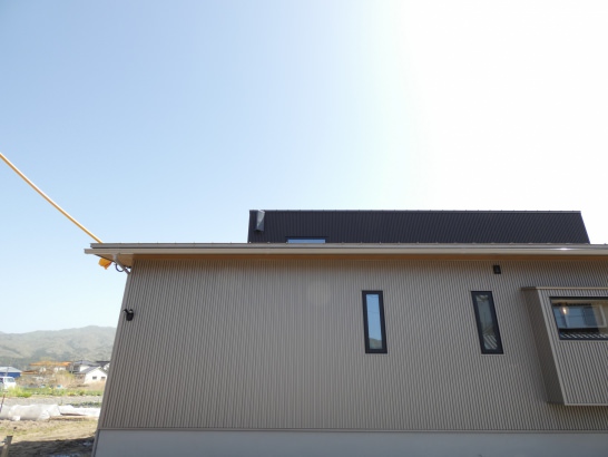   ホーム・ホーム株式会社の施工事例 勾配天井を活かしたスキップフロア・ワークスペースのあるZEH平屋の家