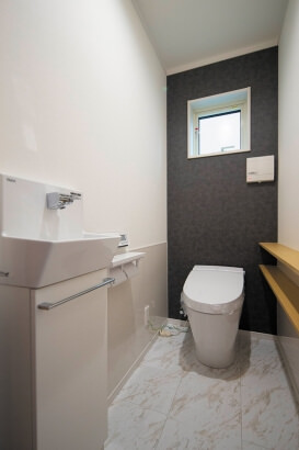 トイレに細い棚を2段、腰壁は掃除しやすいパネルに。 株式会社ハザマ住建の施工事例 木のぬくもりと自然の明るさも ふんだんに取り込んだ楽しい家