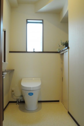 階段下の空間の広いトイレ
