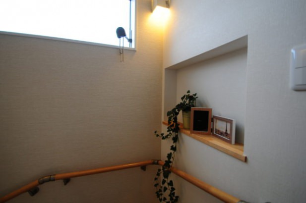 階段室に作られた飾り棚は階段を鮮やかに彩ってくれます