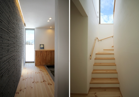 ”窓を生かす”玄関ホールと階段ホール。