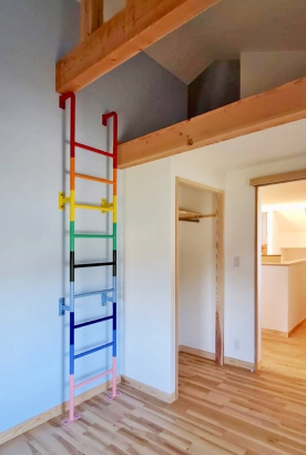 カラーの梯子 有限会社伝棟工房なかやまの施工事例 遊び心溢れる住宅