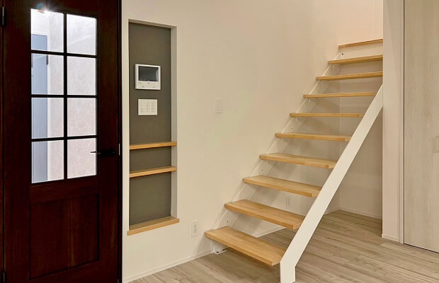 階段 有限会社伝棟工房なかやまの施工事例 白とグレーのシンプルモダンな家