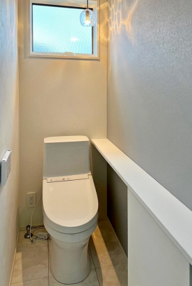 トイレ 有限会社伝棟工房なかやまの施工事例 白とグレーのシンプルモダンな家