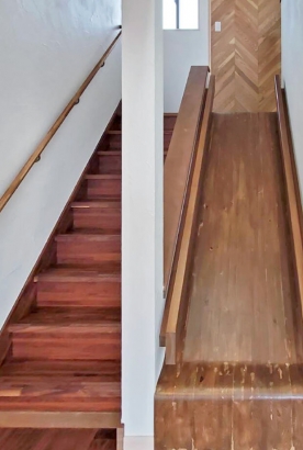階段　滑り台 有限会社伝棟工房なかやまの施工事例 木の造作家具が似合うモダンな家