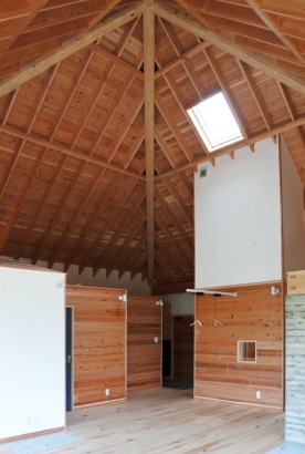 LDK 有限会社伝棟工房なかやまの施工事例 合掌作りの木組みで仕上げた天井の家