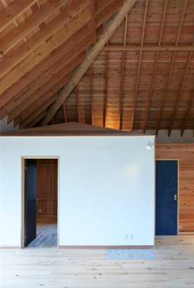 LDK 有限会社伝棟工房なかやまの施工事例 合掌作りの木組みで仕上げた天井の家