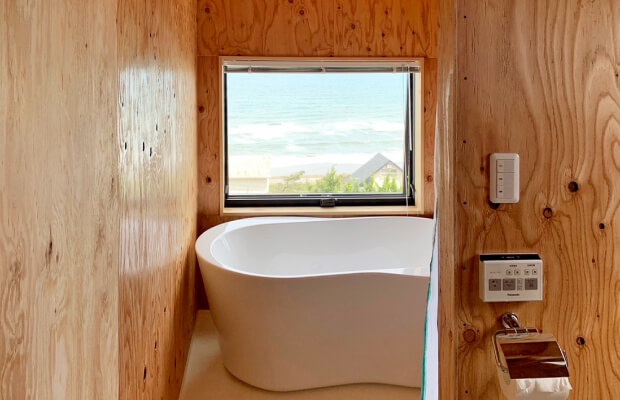 トイレ 有限会社伝棟工房なかやまの施工事例 広い窓から海が見える別荘
