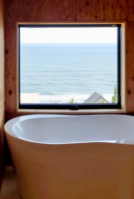 浴槽 有限会社伝棟工房なかやまの施工事例 広い窓から海が見える別荘