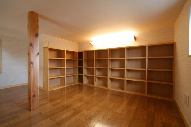 本棚のある広いロフトはご主人の隠れ部屋 シンク設計事務所の施工事例 小上がりタタミのある家