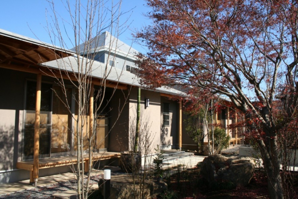 外観 シンク設計事務所の施工事例 落葉樹の庭と一体化する JAPANESE MODERN 外断熱の家