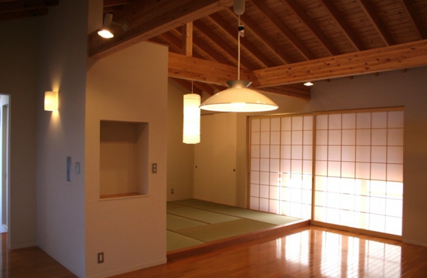 大空間勾配天井のLD＋和室（親世帯） シンク設計事務所の施工事例 落葉樹の庭と一体化する JAPANESE MODERN 外断熱の家