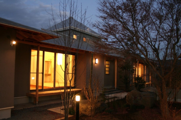 外観（夕景） シンク設計事務所の施工事例 落葉樹の庭と一体化する JAPANESE MODERN 外断熱の家