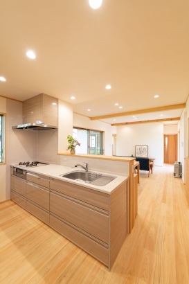 キッチン 丸和建設株式会社の施工事例 桧の魅力の詰まった自然素材の家 thumbnail