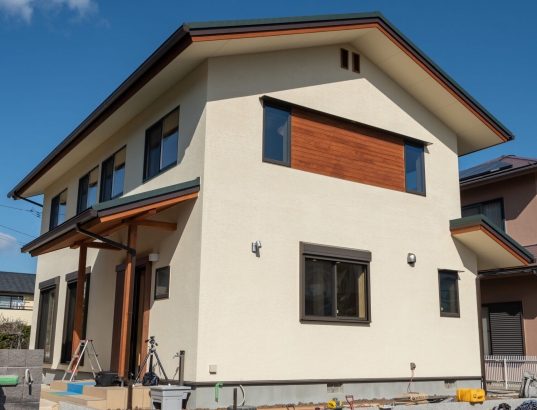 外観 丸和建設株式会社の施工事例 日本の木と漆喰でつくる、吹抜けのある家