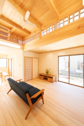 リビング 丸和建設株式会社の施工事例 日本の木と漆喰でつくる、吹抜けのある家