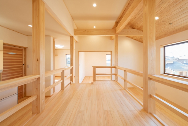 共有スペース② 丸和建設株式会社の施工事例 日本の木と漆喰でつくる、吹抜けのある家 thumbnail